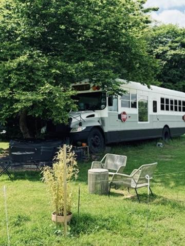 American School Bus Retreat With Hot Tub In Sussex Meadow Uckfield Zewnętrze zdjęcie